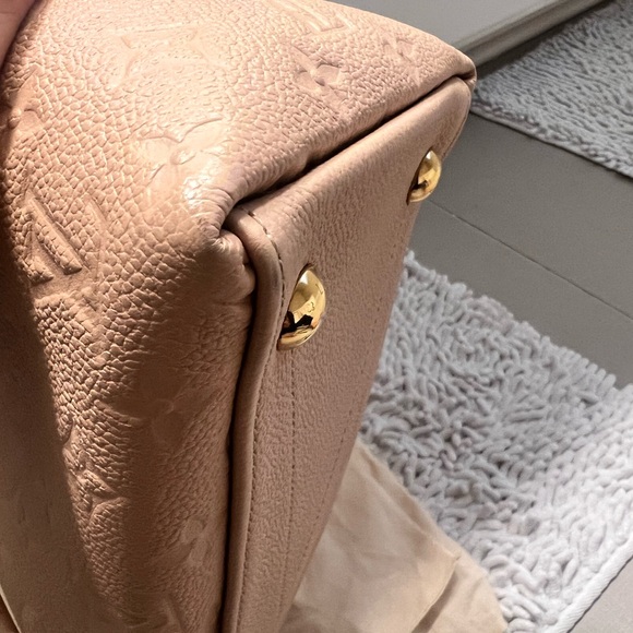 Louis Vuitton V tote MM - Picture 9 of 14